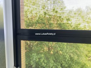 Moskitiery łączone na oknie