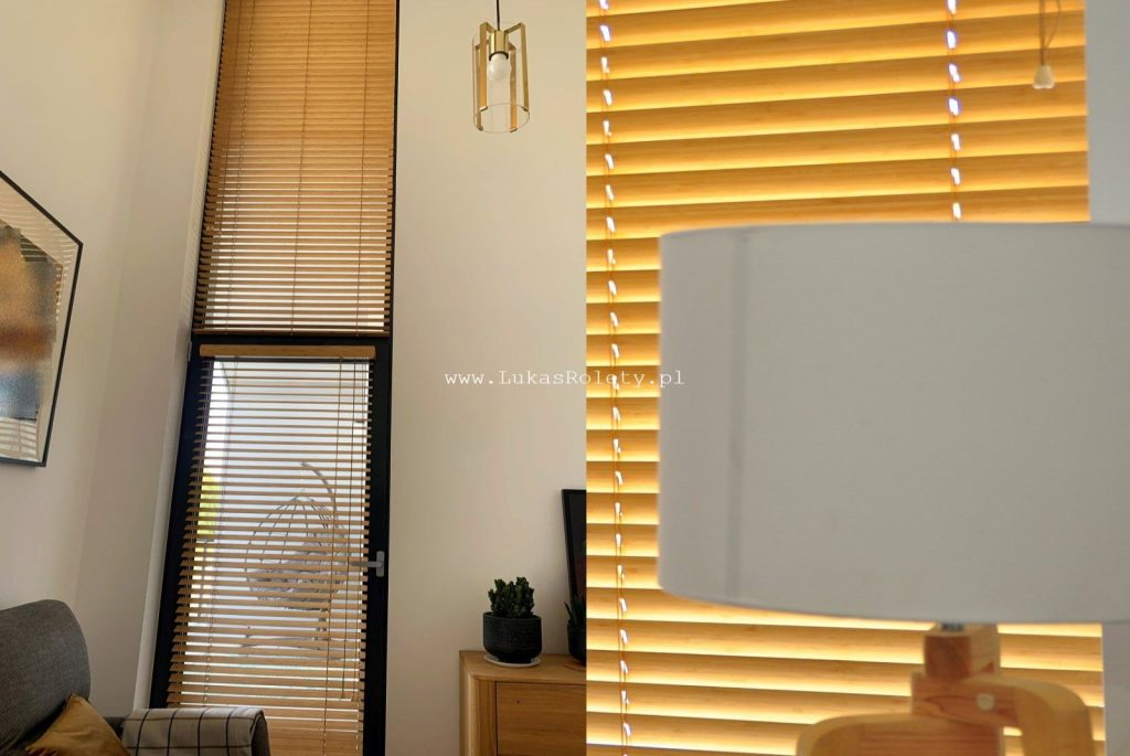 Jak dbać o żaluzje drewniane? Praktyczne wskazówki