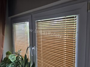 żaluzje drewno-podobne