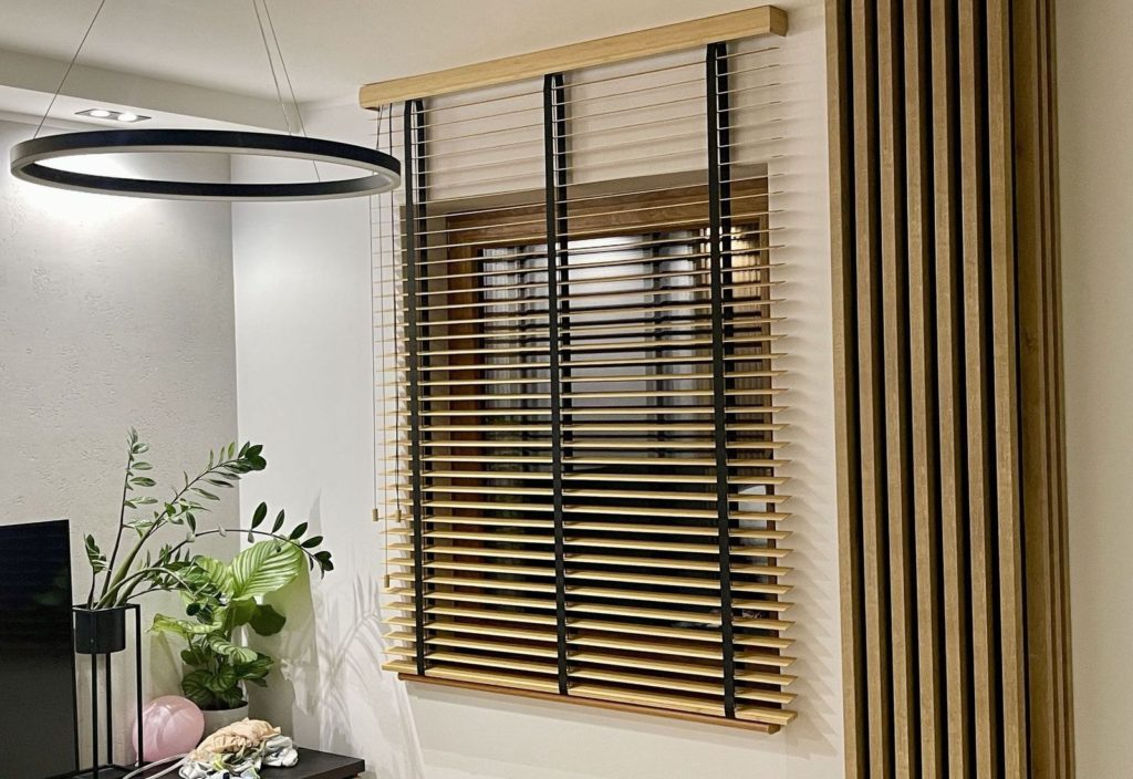 Żaluzje drewniane 25 mm a 50 mm – które wybrać?