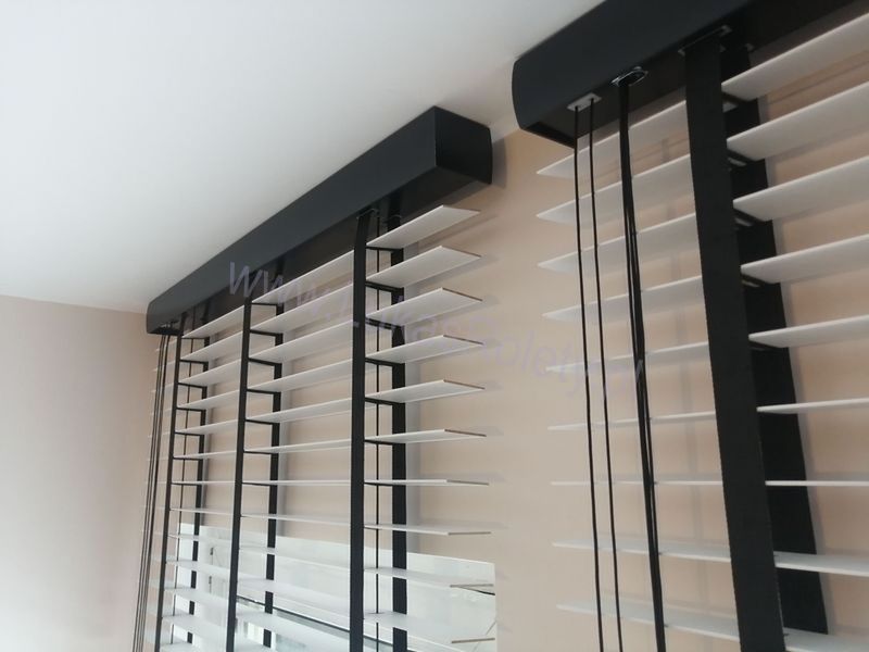 Czarno-białe żaluzje drewniane 