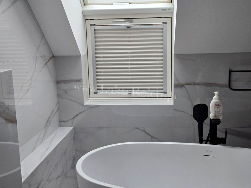 Plisy na okna dachowe – styl i komfort pod skosem