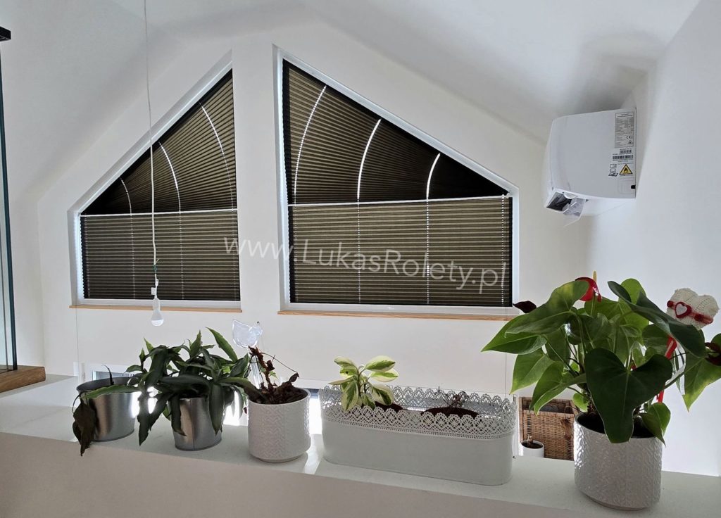 Kolejne plisy na okna skośne w Łodzi